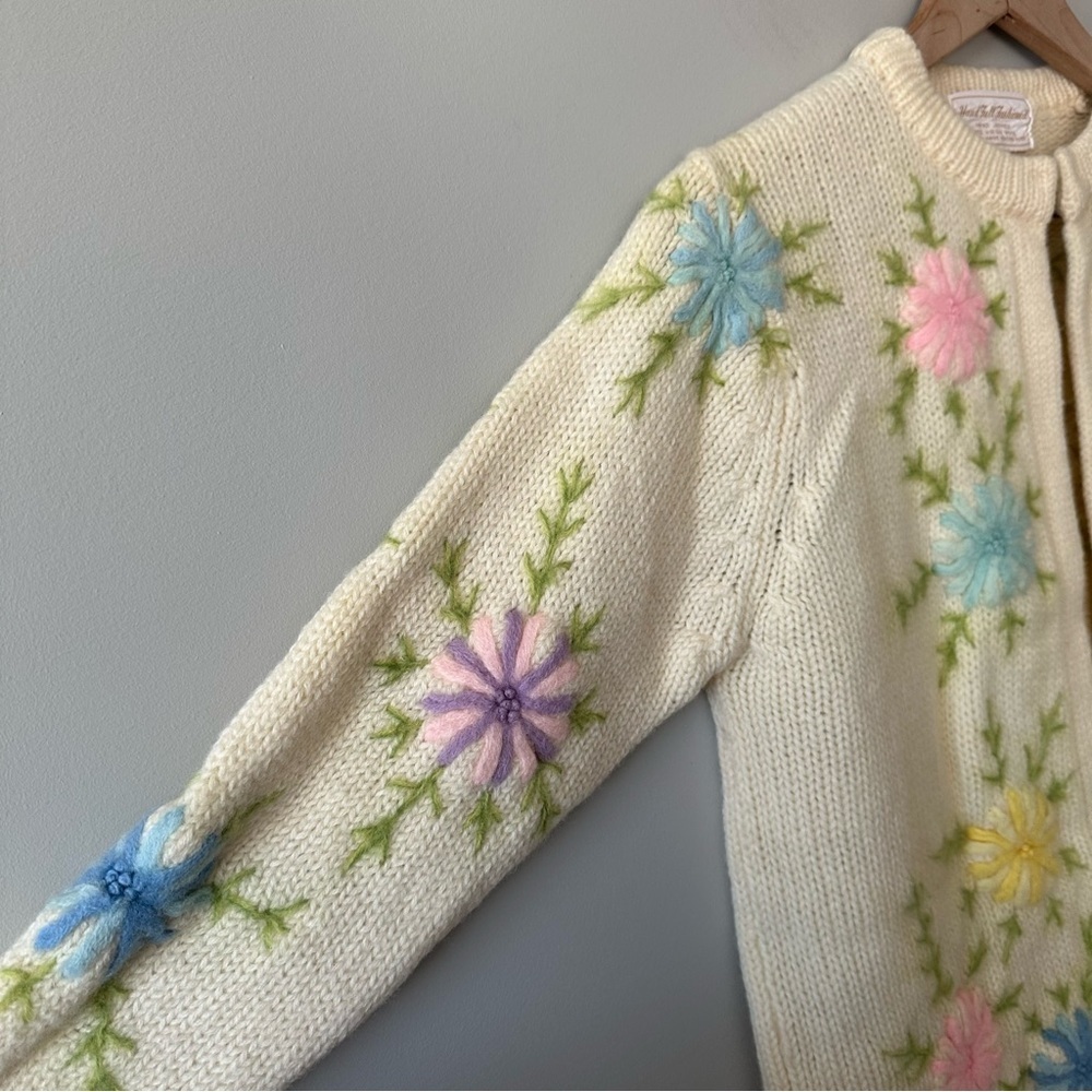 Vintage Hand-Loomed Wool Floral Cardigan – Made in Hong Kong Small 50s 60s - Picture 4 of 16